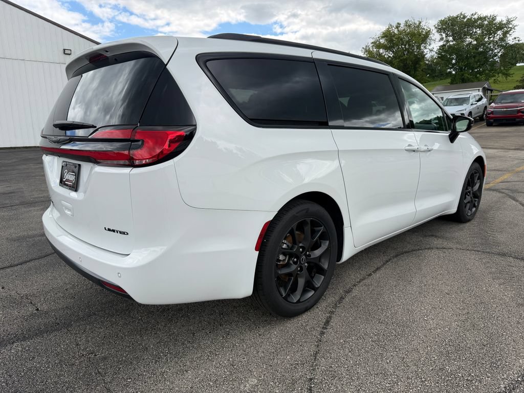 Used 2025 Chrysler Pacifica Limited FWD image 5
