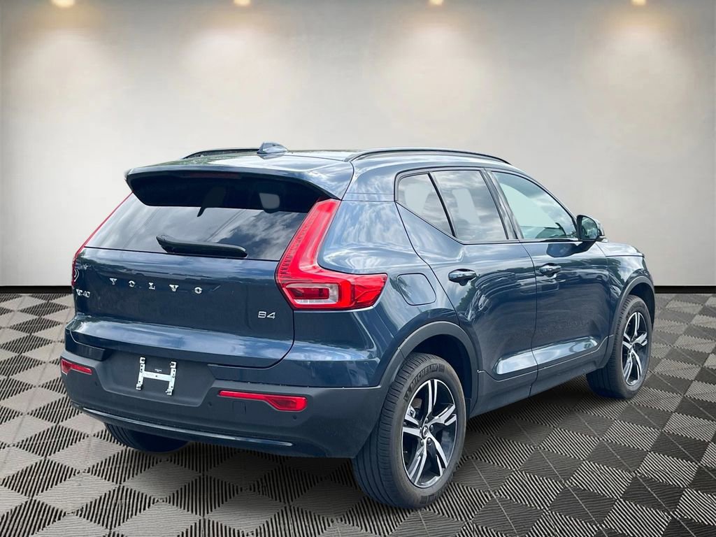 Certified 2026 Volvo XC40 B4 Core w/ Climate Package FWD image 3