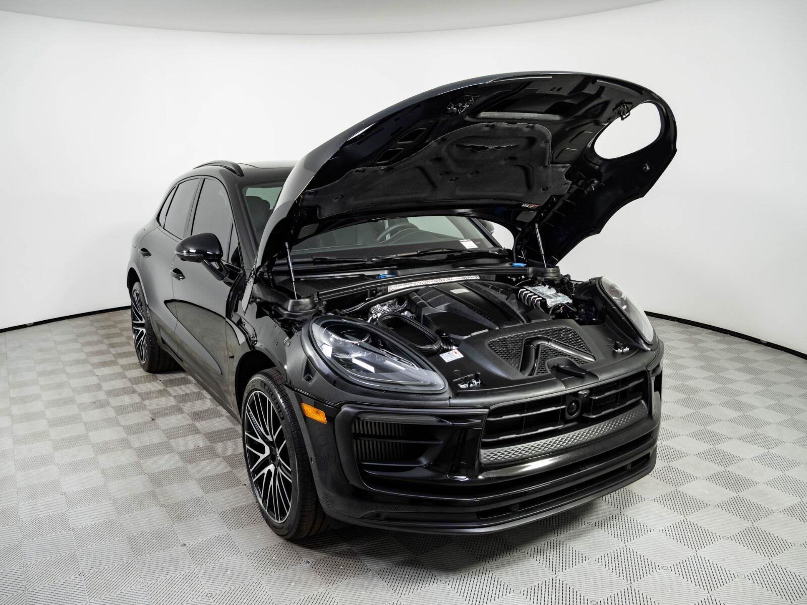 Used 2024 Porsche Macan S AWD/4WD image 34