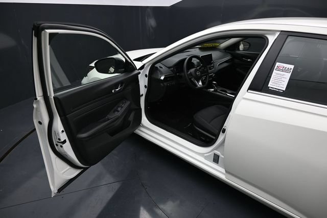 Used 2025 Nissan Altima 2.5 SV FWD image 11