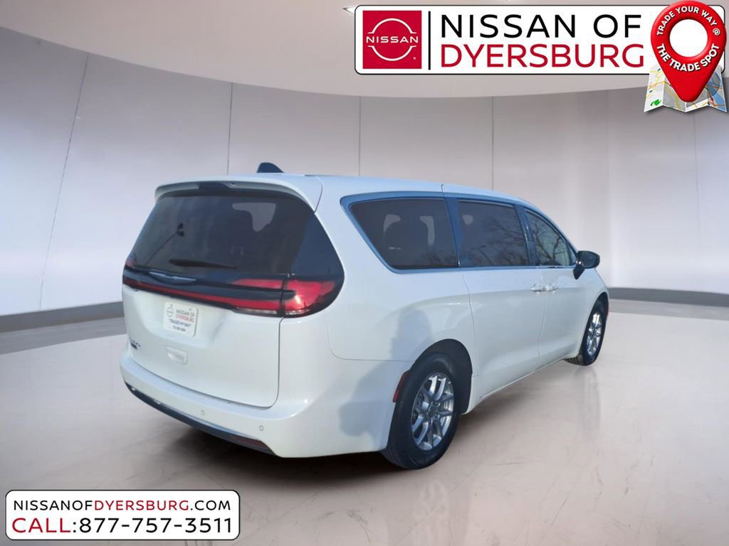 Used 2024 Chrysler Pacifica Touring-L image 3
