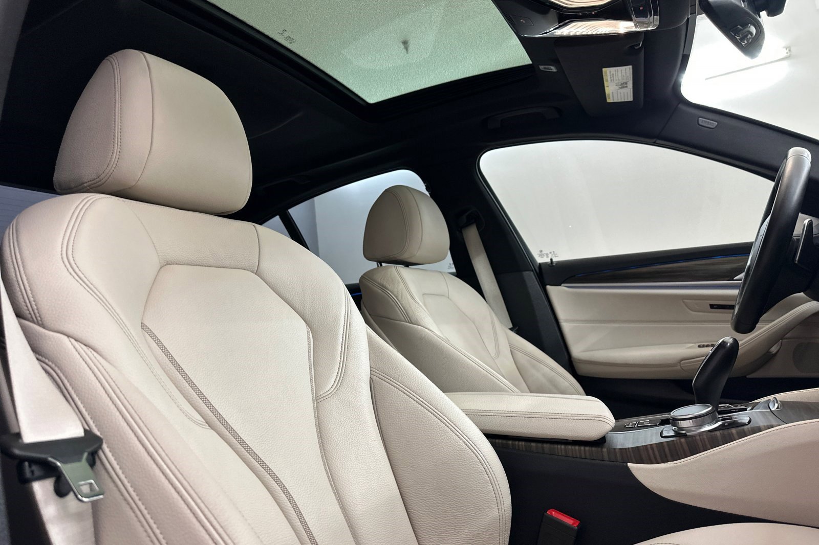 Certified 2023 BMW 530e w/ M Sport Package image 31