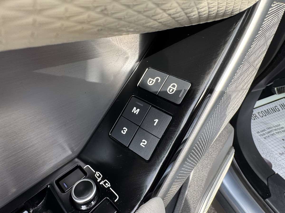 Used 2020 Land Rover Range Rover Velar R-Dynamic S image 26