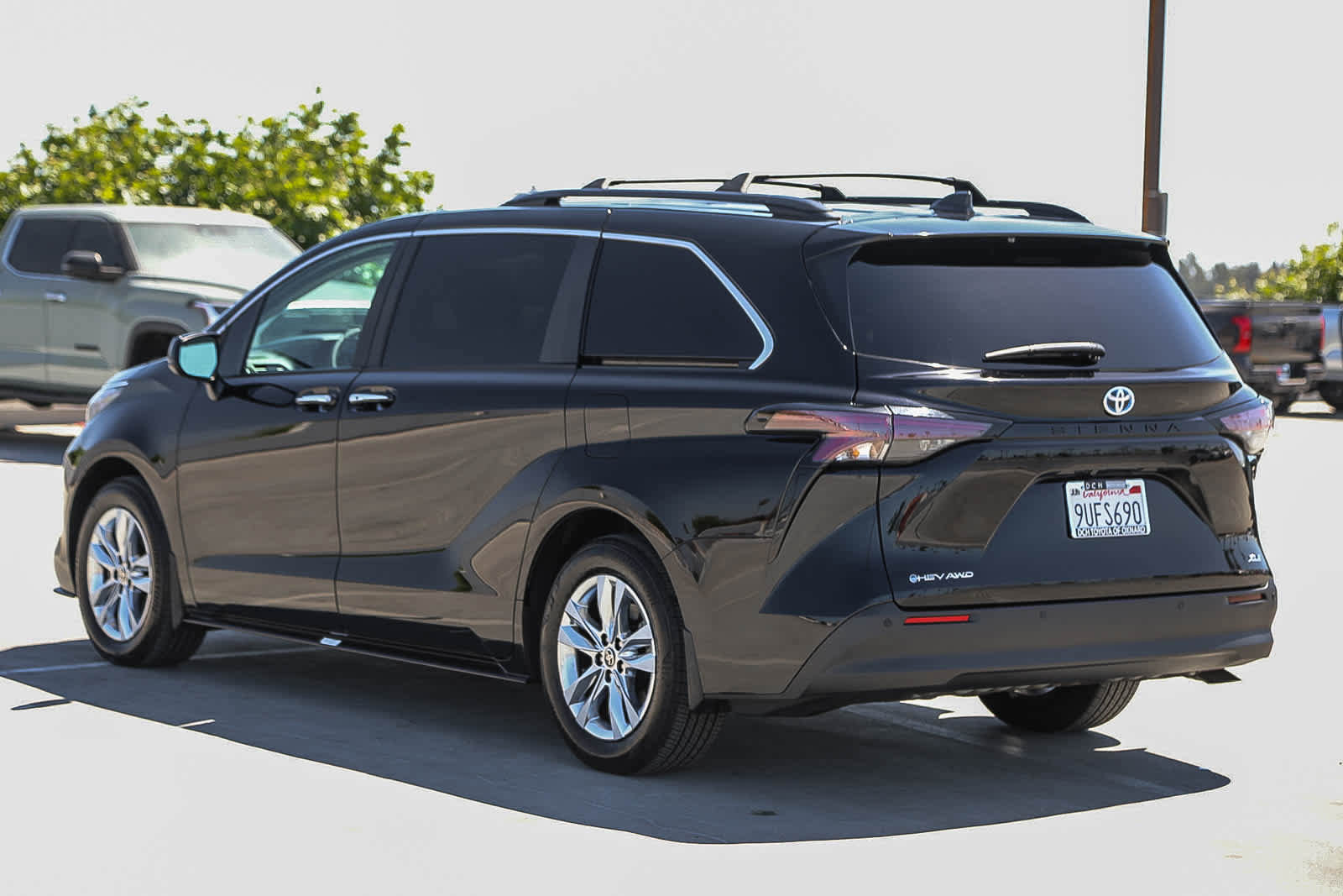 Used 2025 Toyota Sienna XLE w/ XLE Plus Package AWD/4WD image 7
