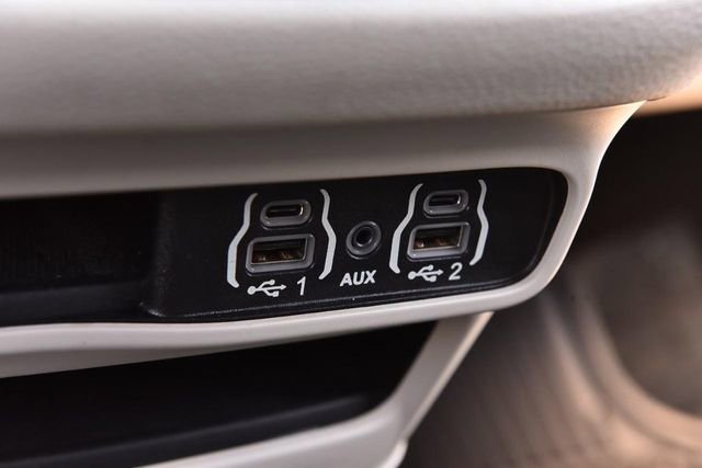 Used 2021 Chrysler Pacifica Touring-L FWD image 17