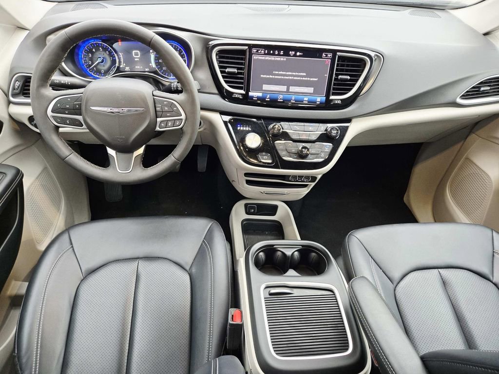 Used 2024 Chrysler Pacifica Touring-L image 10