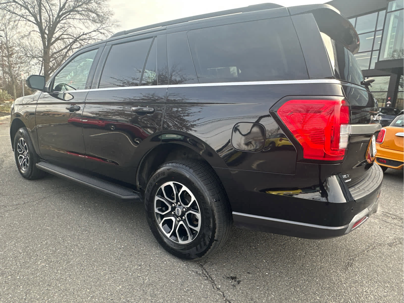 Used 2024 Ford Expedition XLT image 6