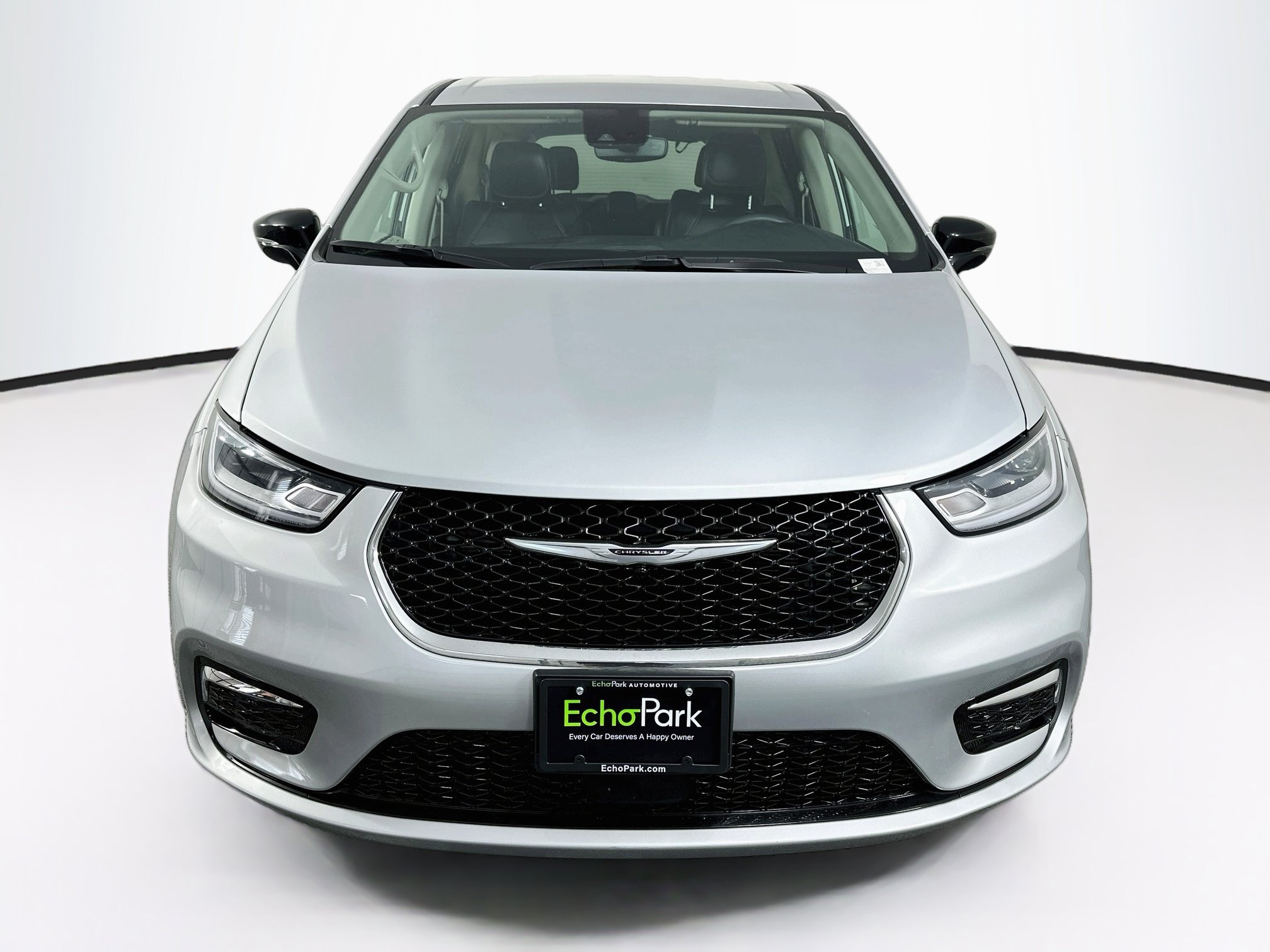 Used 2024 Chrysler Pacifica Touring-L FWD image 2