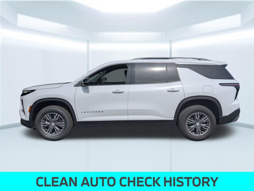 Used 2025 Chevrolet Traverse LT FWD image 2