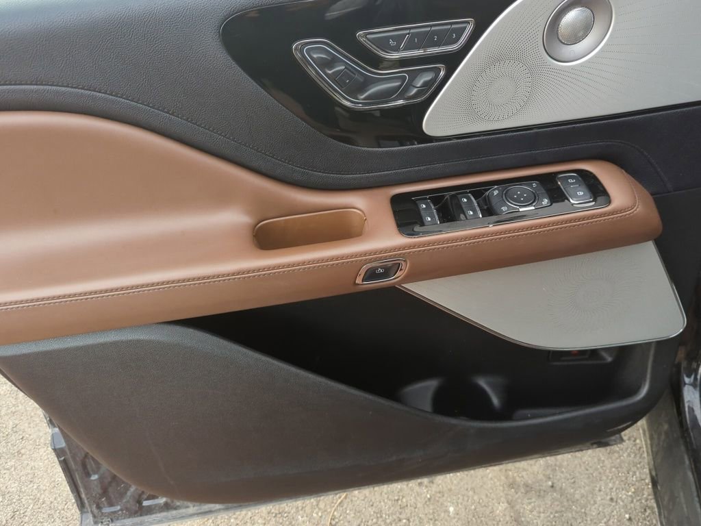 Used 2020 Lincoln Aviator Reserve w/ Equipment Group 201A image 9