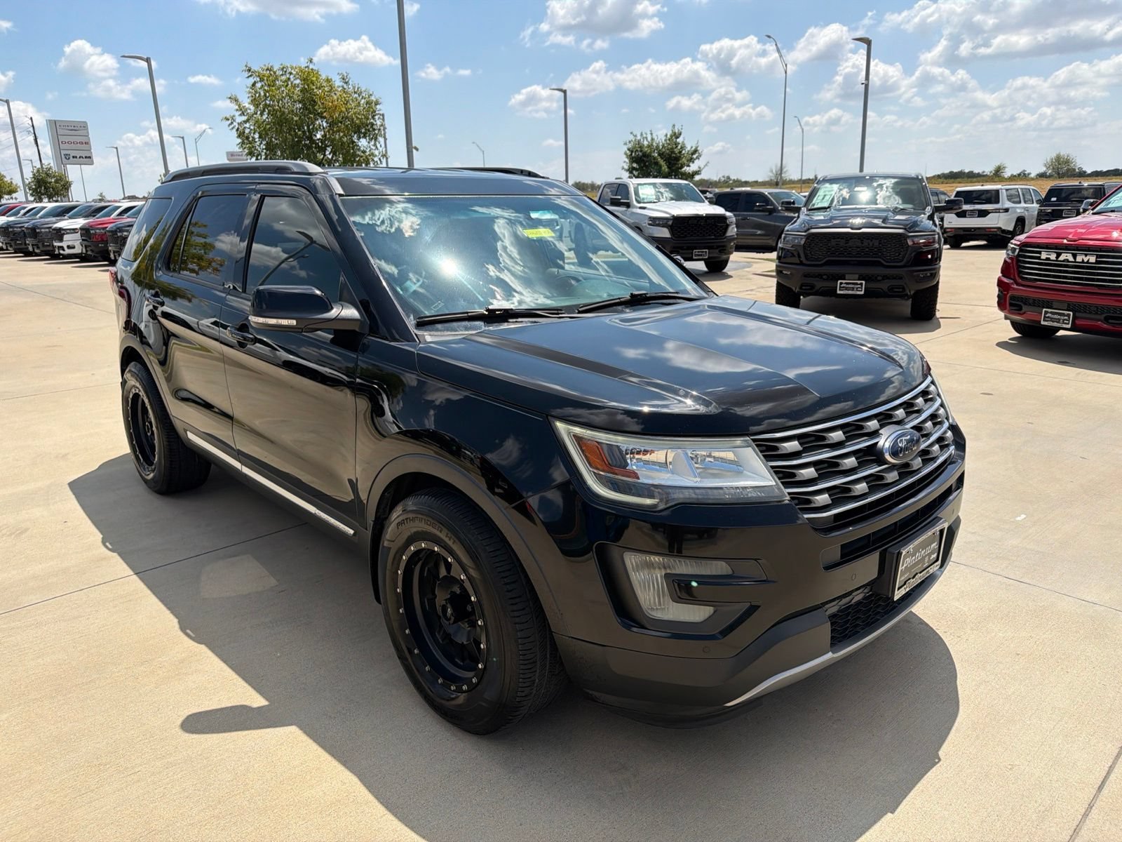 Used 2017 Ford Explorer XLT w/ Equipment Group 202A FWD image 7