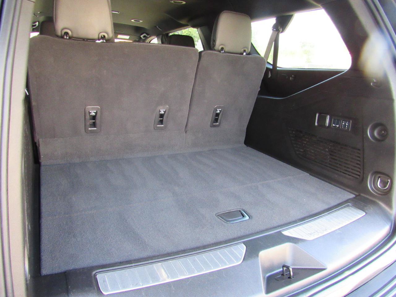 Used 2025 GMC Yukon XL Denali AWD/4WD image 39