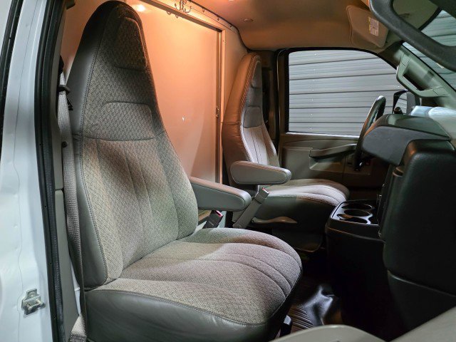 Used 2017 GMC Savana 4500 image 17