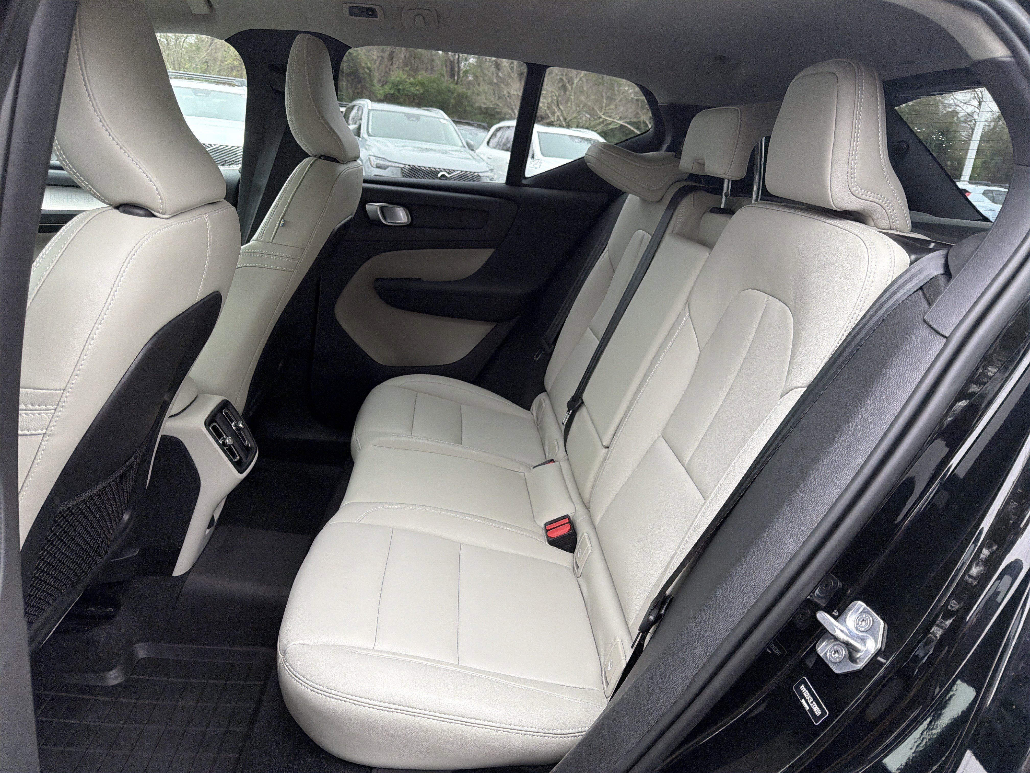 Used 2020 Volvo XC40 T5 Momentum w/ Protection Package Premier image 32