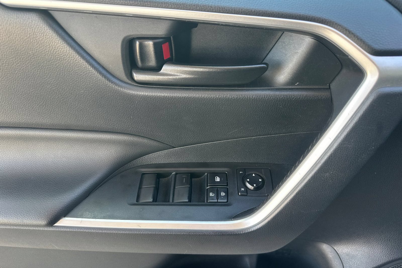 Used 2023 Toyota RAV4 LE AWD/4WD image 11