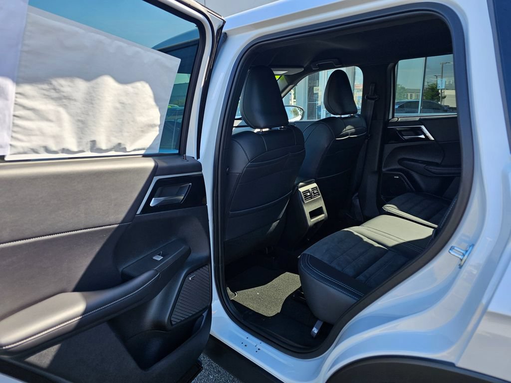 New 2026 Mitsubishi Outlander LE AWD/4WD image 12