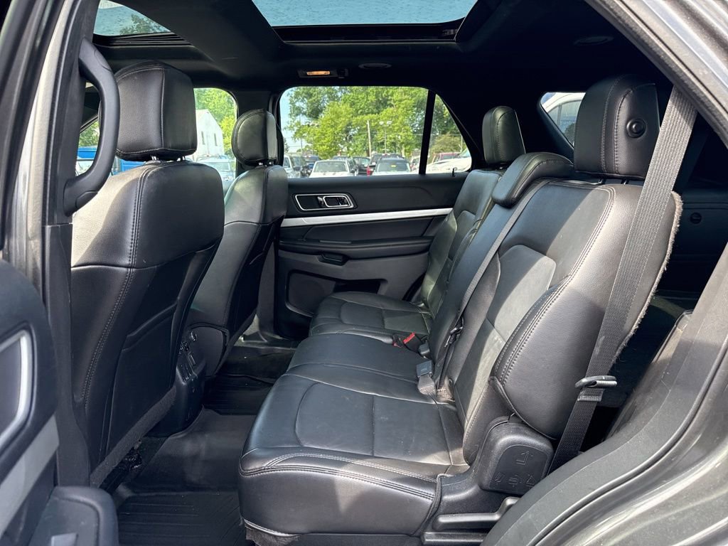 Used 2016 Ford Explorer XLT w/ Equipment Group 202A AWD/4WD image 8