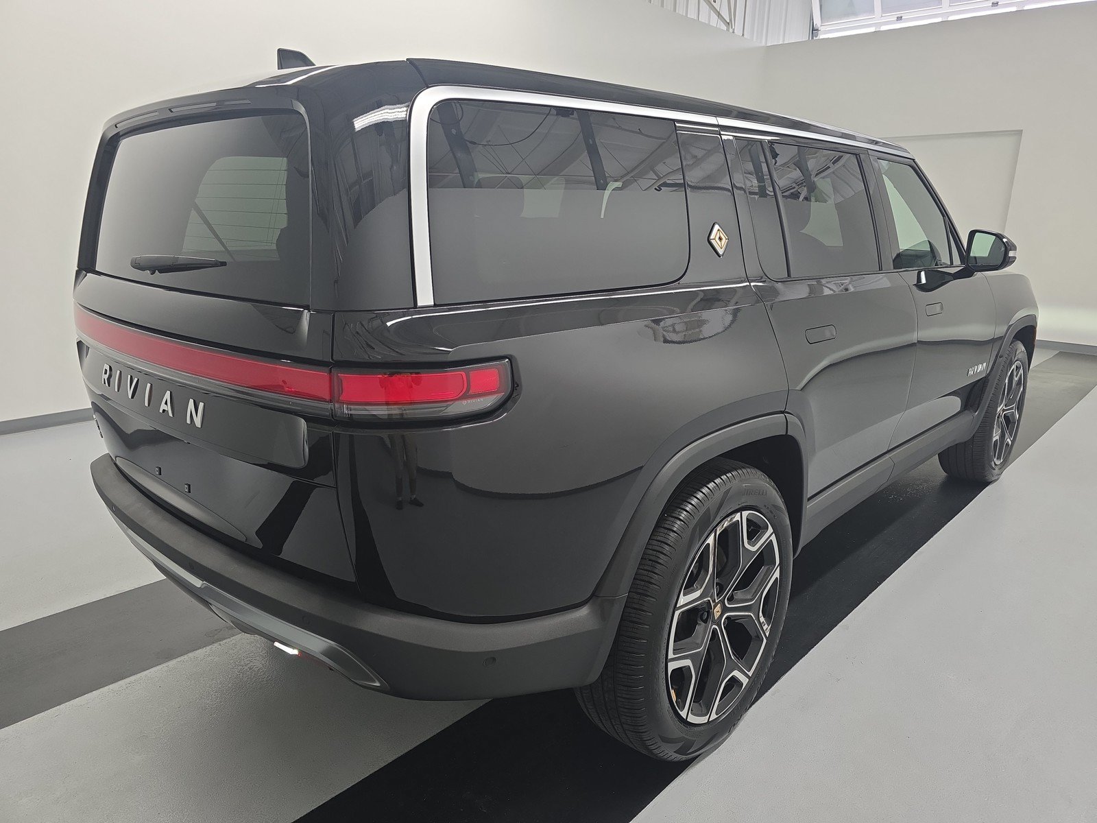 Used 2024 Rivian R1S Adventure AWD/4WD image 5