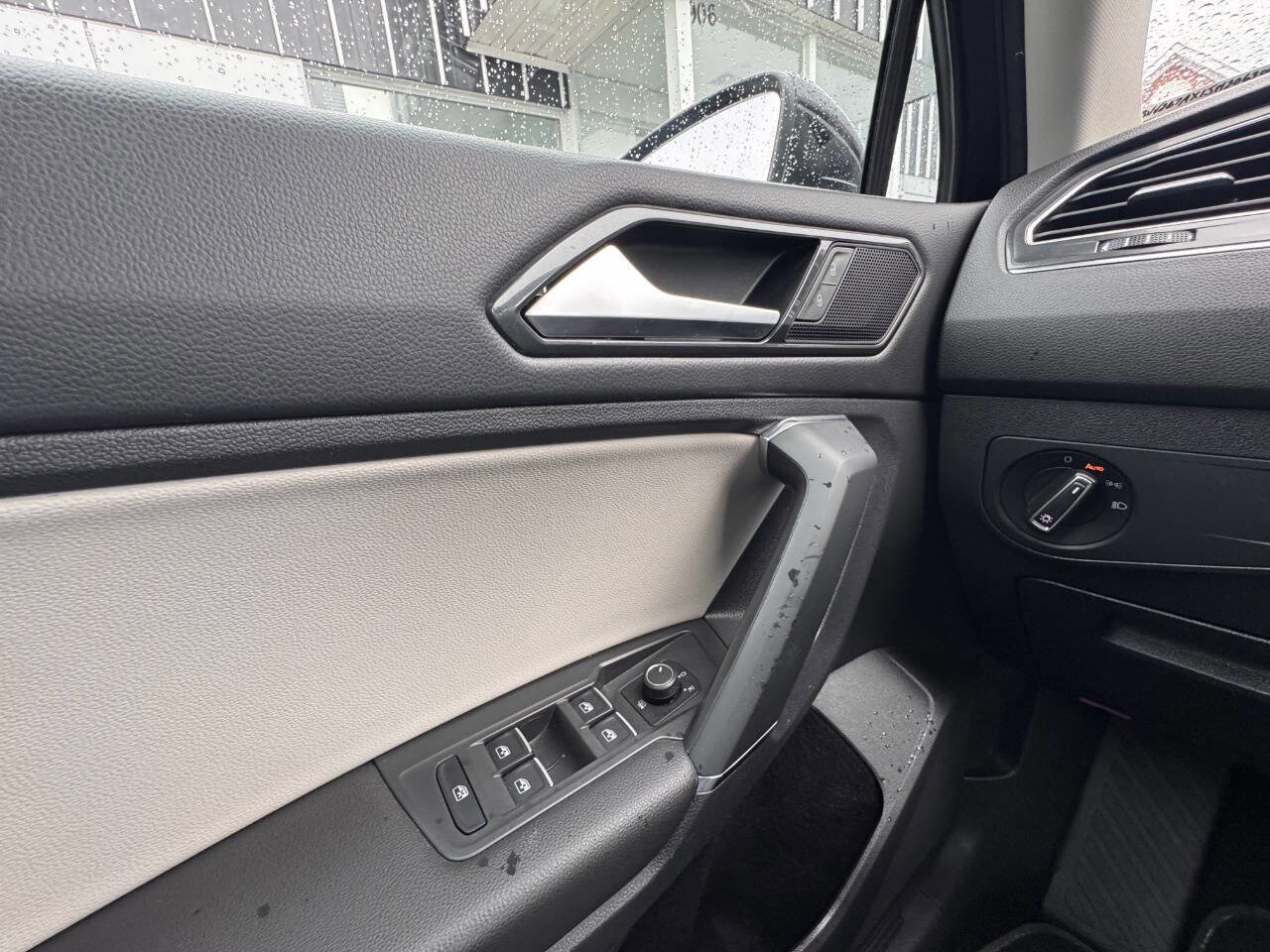 Used 2018 Volkswagen Tiguan SE w/ Panoramic Sunroof Package image 28