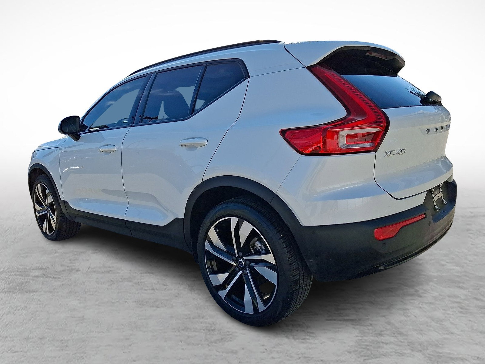 Used 2024 Volvo XC40 B5 Plus w/ Climate Package image 4