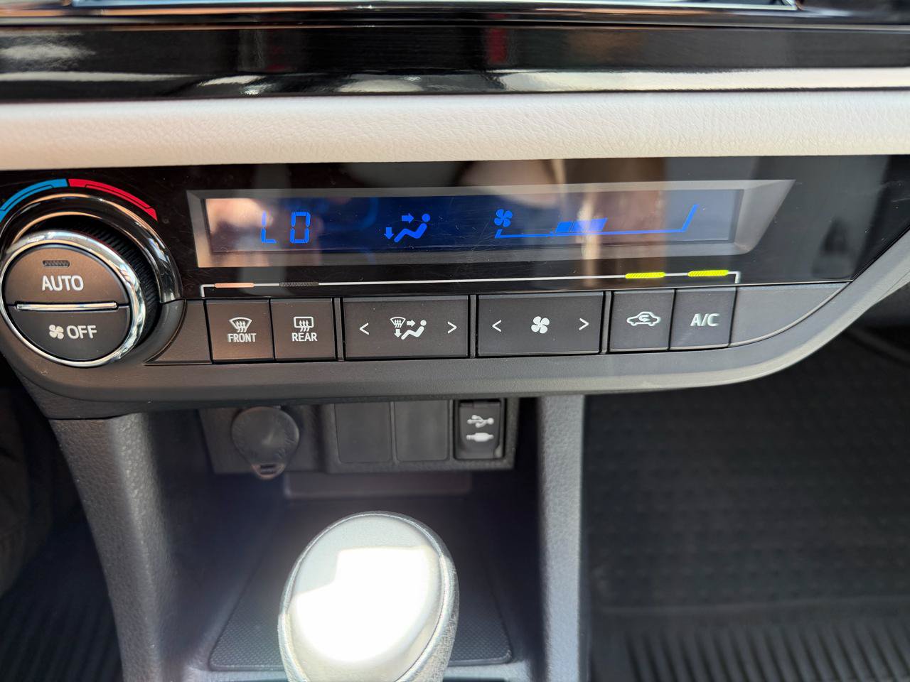 Used 2015 Toyota Corolla LE FWD image 37