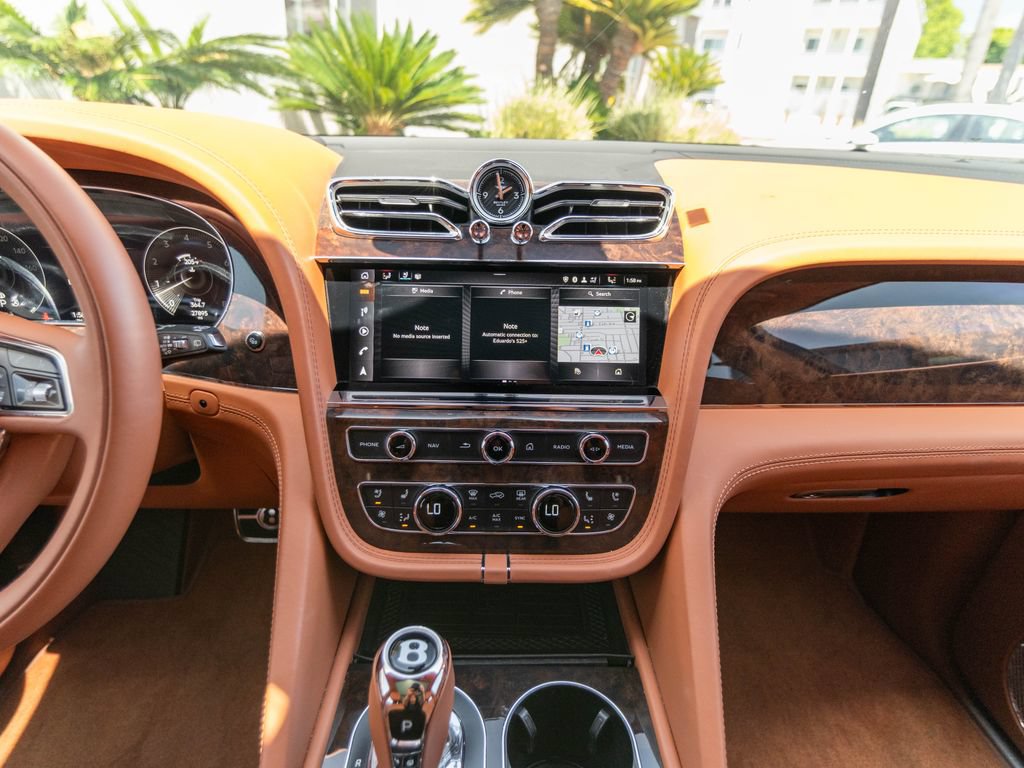 Used 2022 Bentley Bentayga AWD/4WD image 27