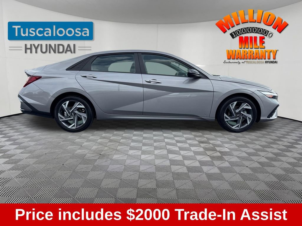 Used 2025 Hyundai Elantra Sport image 2