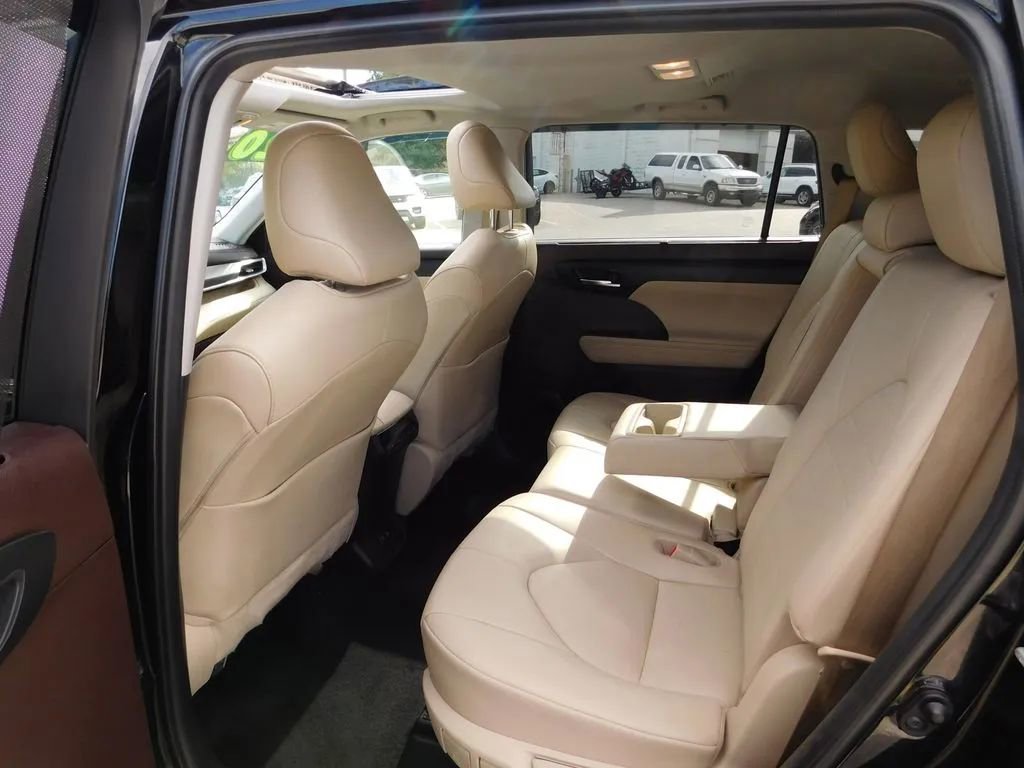 Used 2020 Toyota Highlander XLE image 13