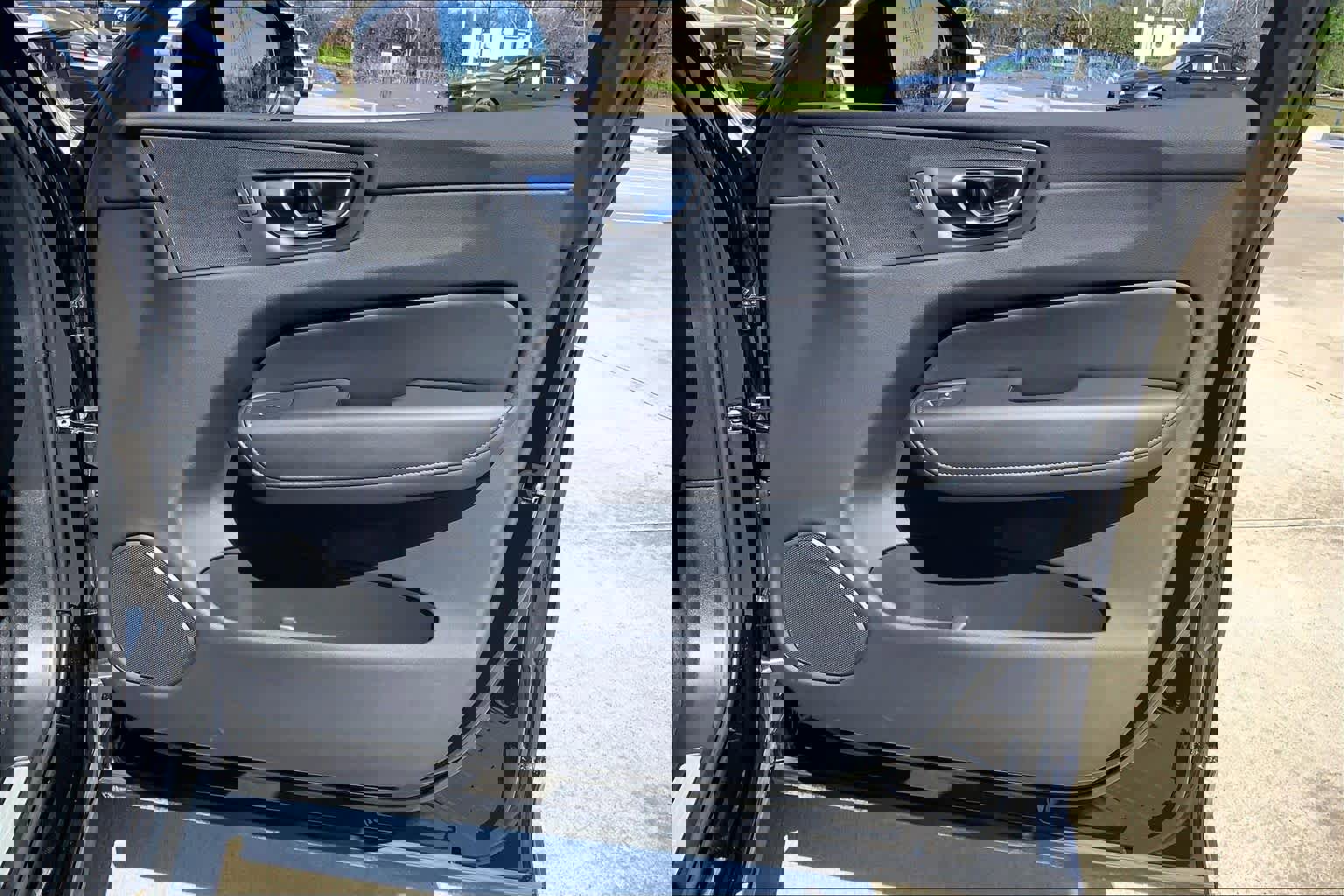 Used 2025 Volvo XC60 B5 Plus image 26