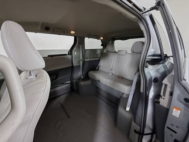 Used 2016 Toyota Sienna FWD image 8