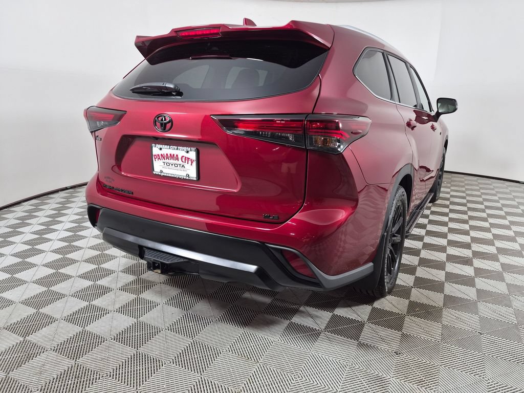 Used 2025 Toyota Highlander XLE FWD image 3