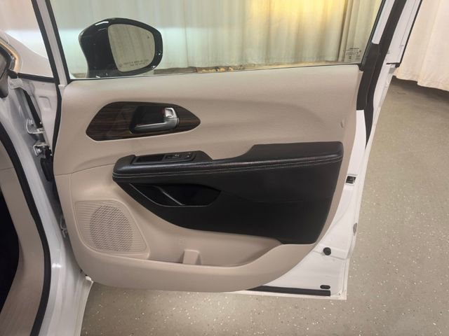 Used 2024 Chrysler Pacifica Limited FWD image 37