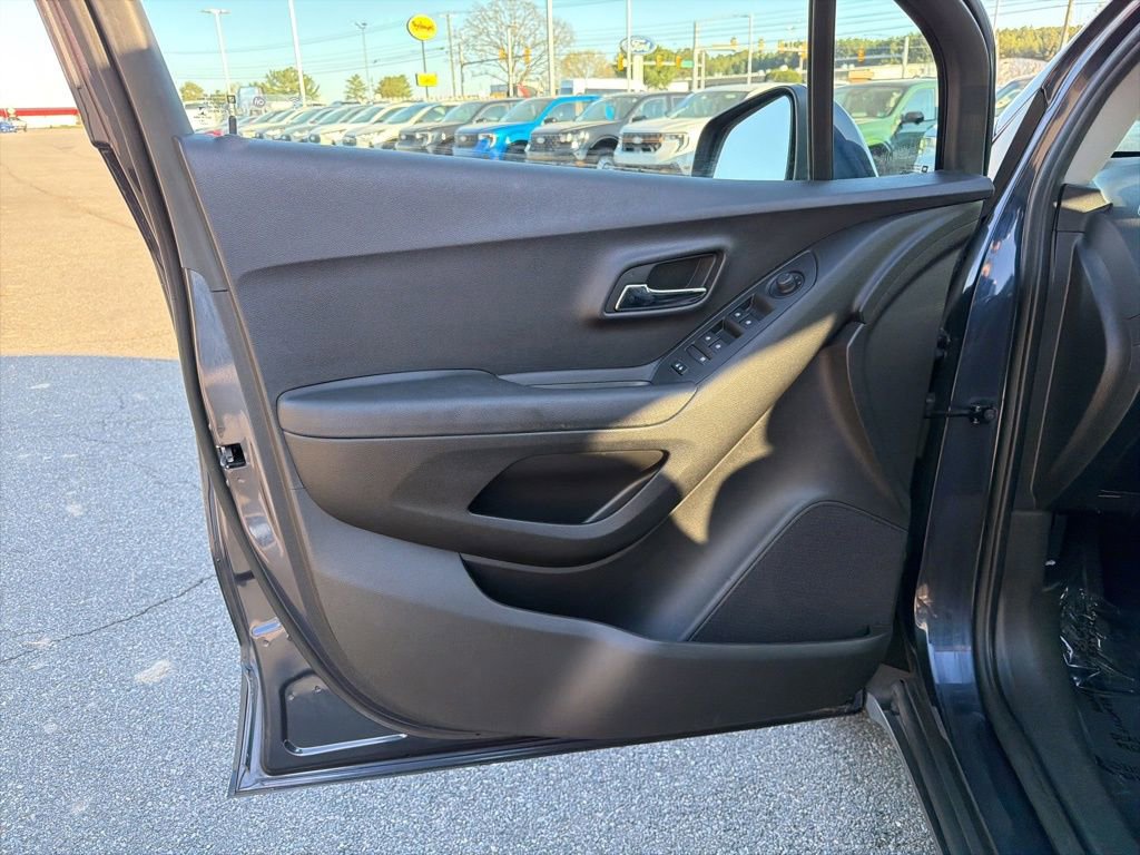 Used 2019 Chevrolet Trax LT w/ LT Convenience Package image 12