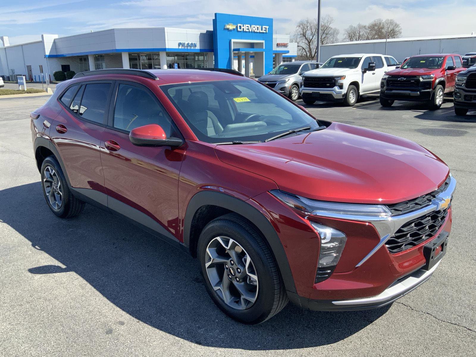 Used 2025 Chevrolet Trax LT w/ LT Convenience Package image 2