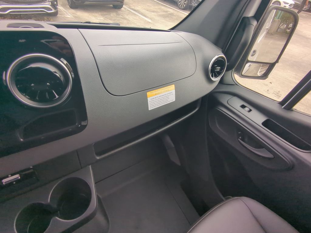 Used 2025 Mercedes-Benz Sprinter 2500 image 4