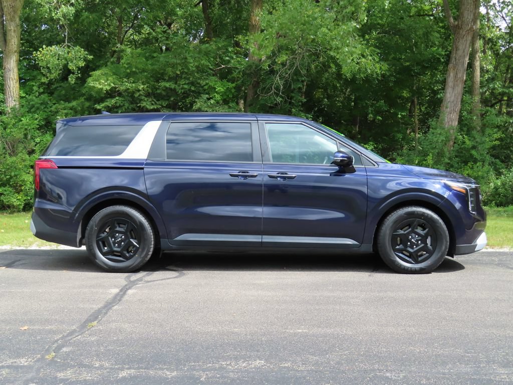 Certified 2025 Kia Carnival FWD image 2