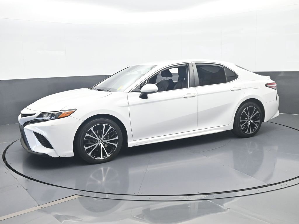 Used 2020 Toyota Camry SE image 2