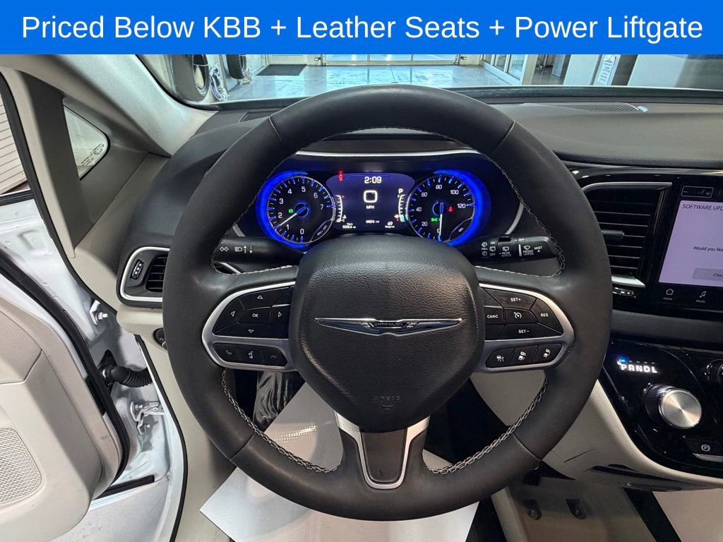 Used 2024 Chrysler Pacifica Touring-L FWD image 12