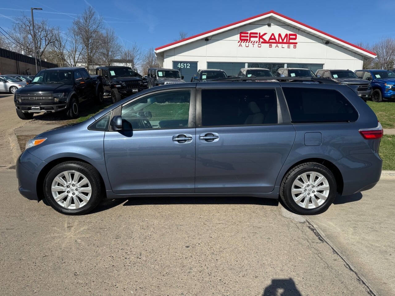 Used 2015 Toyota Sienna XLE w/ XLE Navigation Package AWD/4WD image 2
