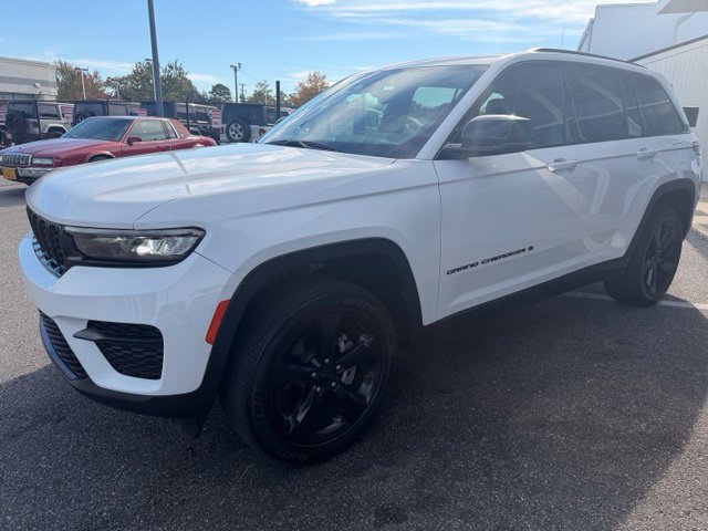 Used 2023 Jeep Grand Cherokee Altitude AWD/4WD image 32