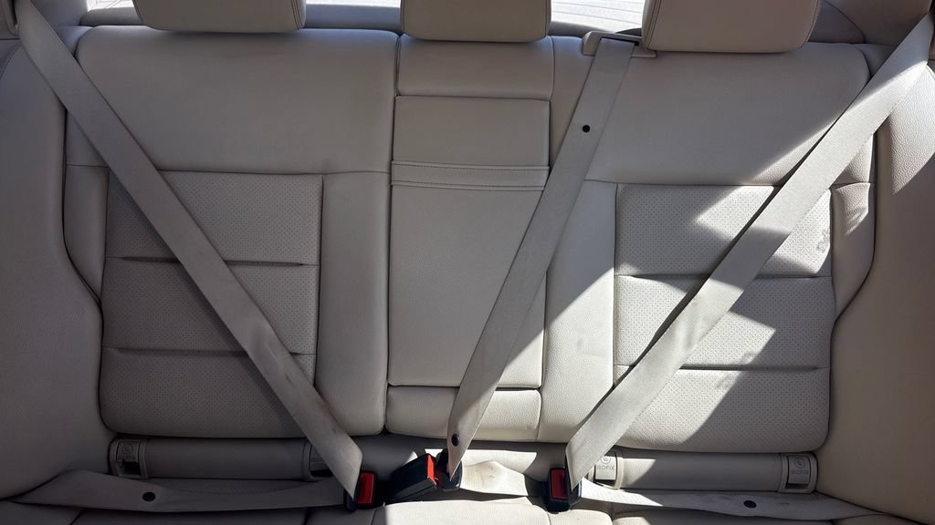 Used 2014 Mercedes-Benz E 350 Sedan image 23