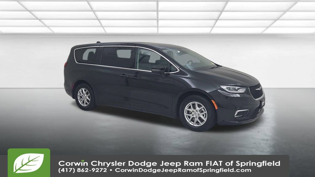Used 2023 Chrysler Pacifica Touring-L image 2