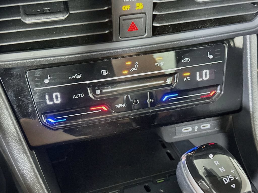 Used 2025 Volkswagen Jetta SE FWD image 28
