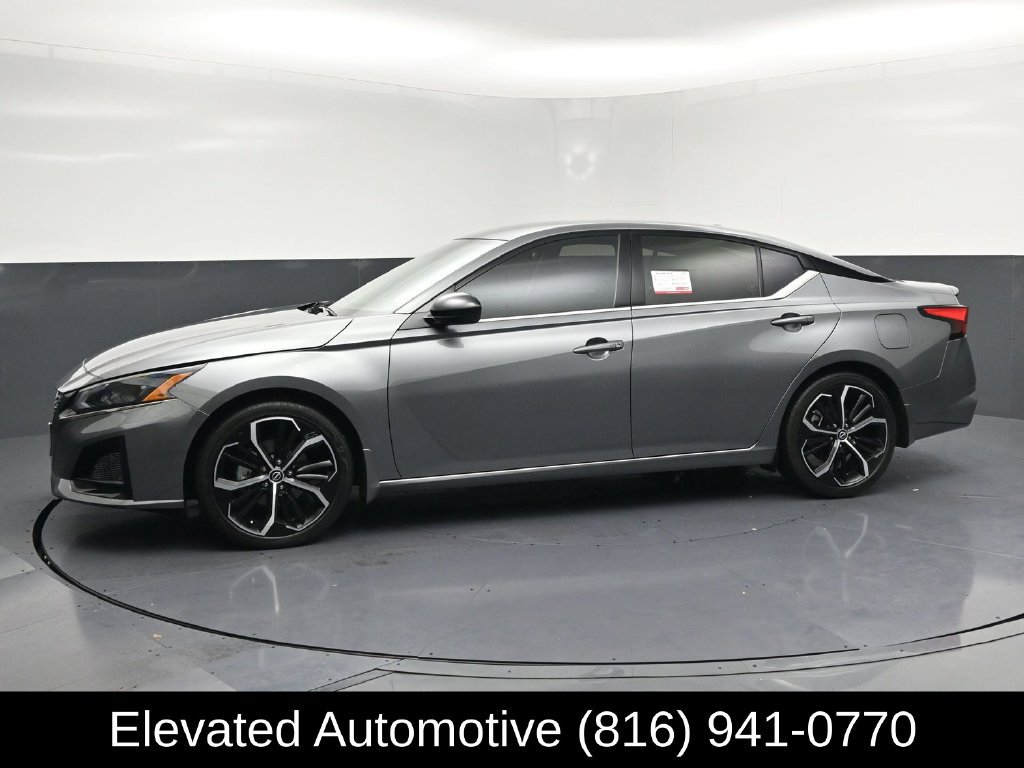 Used 2023 Nissan Altima 2.5 SR FWD image 2