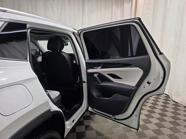 Certified 2025 Volkswagen Tiguan SE image 31