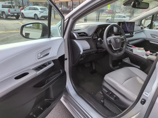 Certified 2025 Toyota Sienna XLE FWD image 10