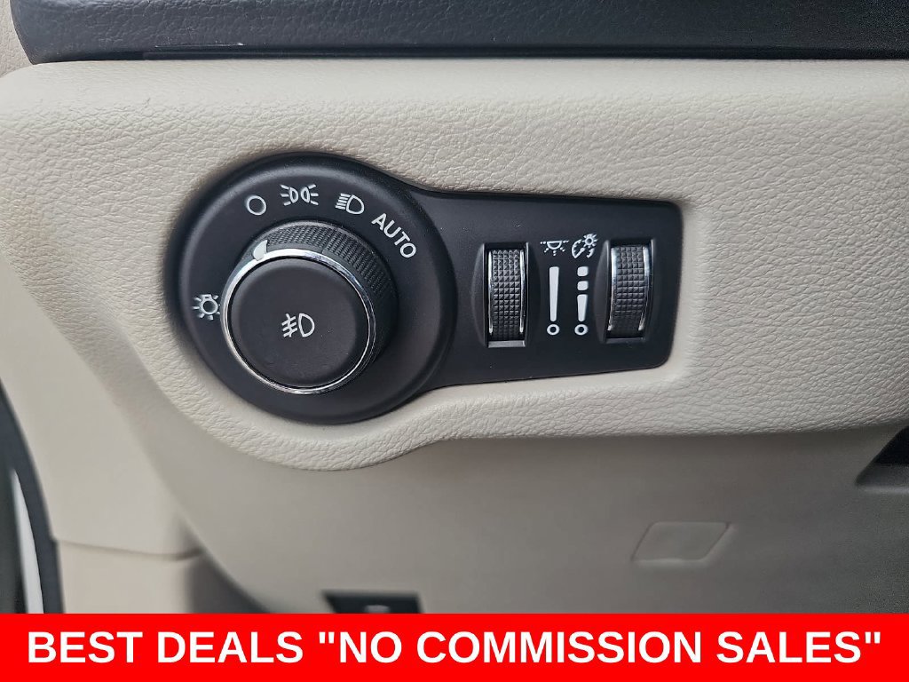Used 2018 Chrysler Pacifica Touring-L FWD image 26