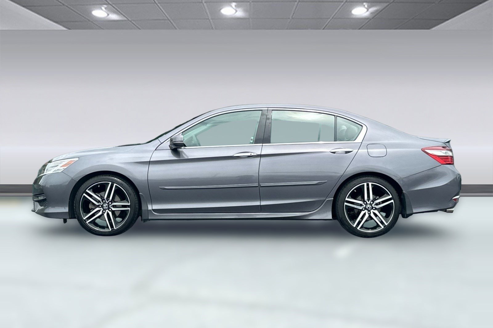 Used 2017 Honda Accord Touring image 2