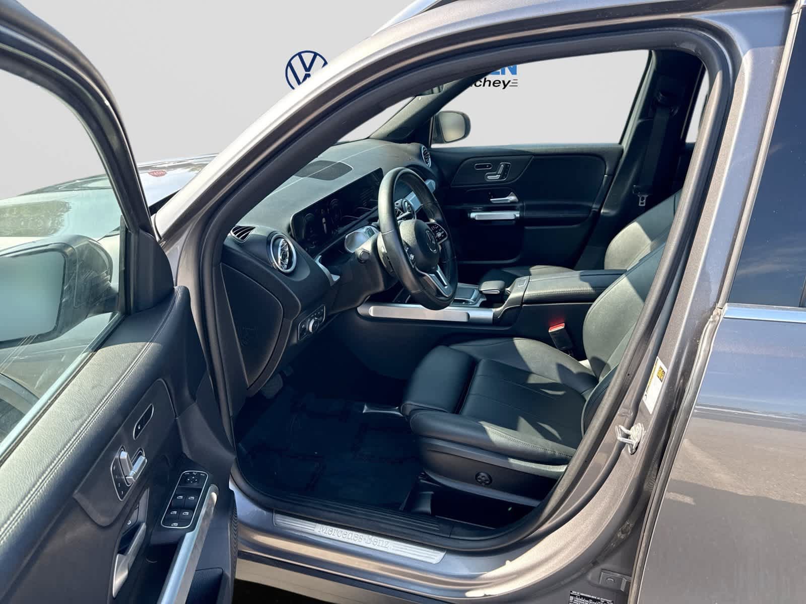 Used 2023 Mercedes-Benz GLB 250 w/ Premium Package image 10