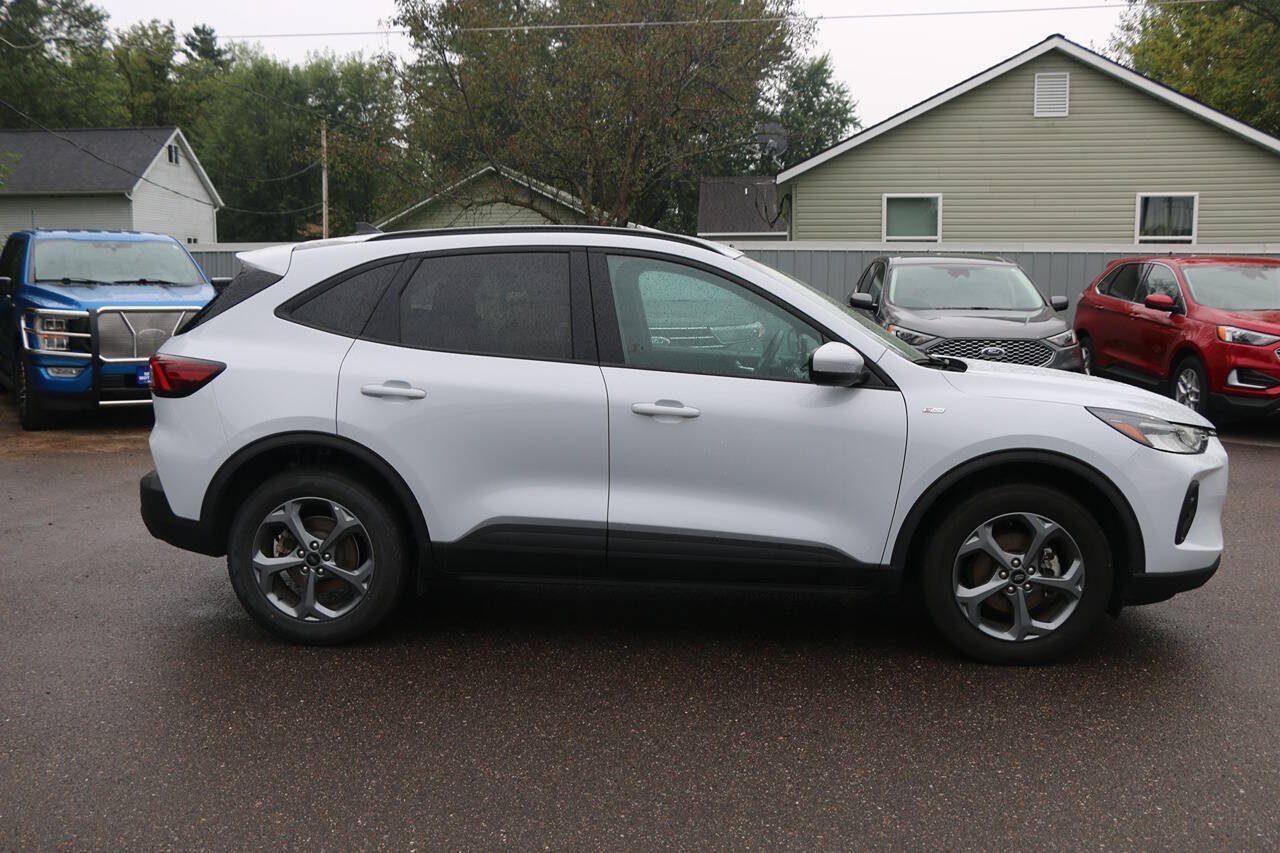Certified 2025 Ford Escape ST-Line Select AWD/4WD image 2